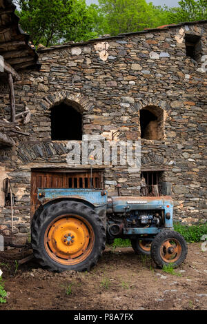 Alte landwirtschaftliche Gebäude, Traktor und Scheunen an Liebro in den katalanischen Pyrenäen, Spanien Stockfoto