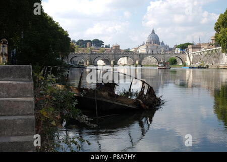 Boot Wrack in der Tiber, Rom Stockfoto