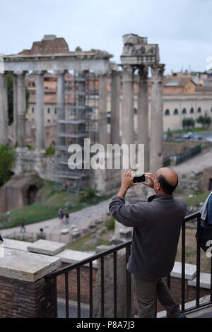 Das Fotografieren des Forum Romanum. Stockfoto