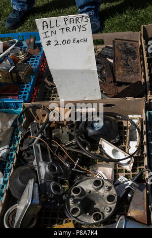 Große, farbige outdoor Auto swap - Anzeige treffen auf einem hellen, klaren Tag, Carlisle, Pennsylvania Stockfoto