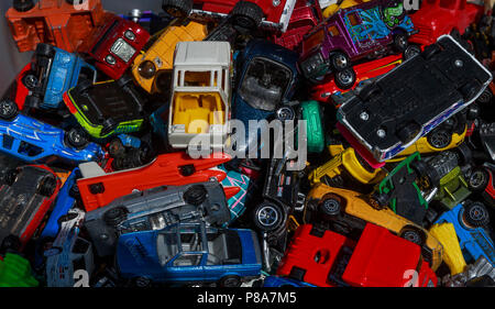 Große, farbige sonnenbeschienenen Schachtel Spielzeug Autos und Lastwagen zufällig an einem Auto swap überlaufen - Treffen, Carlisle, Pa 2018 gefüllt Stockfoto