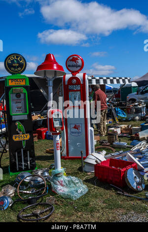 Große, farbige outdoor Auto swap - Anzeige treffen auf einem hellen, klaren Tag, Carlisle, Pennsylvania Stockfoto