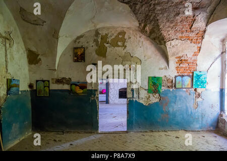 Arch in den Ruinen eines zerstörten Gebäude mit Malereien und Zeichnungen der Kinder an den Wänden. Für ihr Design Stockfoto