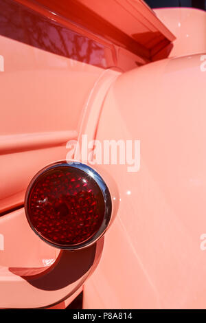 Künstlerische close-up Detail des hinteren Quartal Custom 1931 Ford Roadster Pickup Truck, betont rote Rücklicht gegen Pfirsich Farbe, Carlisle, Pa, 2018 Stockfoto