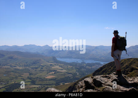 Fellwalker stand am westlichen Ende von blencathra (auch bekannt als Saddleback) im Lake District, Cumbria, England ein Blick auf die Ansicht des Derwentwater. Stockfoto