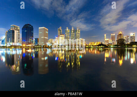 Skyline von Bangkok mit Spiegelungen im See, in der Götterdämmerung, Thailand Stockfoto