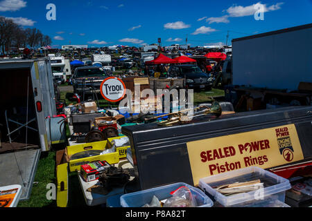 Große, farbige outdoor Auto swap - Anzeige treffen auf einem hellen, klaren Tag, Carlisle, Pennsylvania Stockfoto