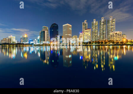 Skyline von Bangkok mit Spiegelungen im See, in der Götterdämmerung, Thailand Stockfoto