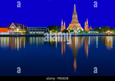 Blick über den Wat Arun Tempel mit seinen refiections im Fluss, in der Dämmerung, Bangkok, Thailand Stockfoto