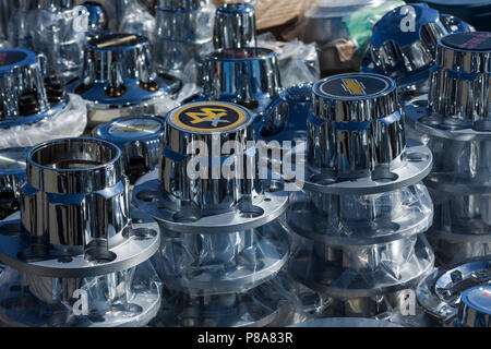 Große, farbige outdoor Auto swap - Anzeige treffen auf einem hellen, klaren Tag, Carlisle, Pennsylvania Stockfoto