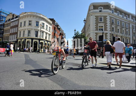 Radfahrer Crossing Road, Cambridge Circus, London, England, Großbritannien Stockfoto