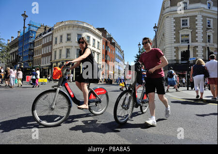 Radfahrer Crossing Road, Cambridge Circus, London, England, Großbritannien Stockfoto