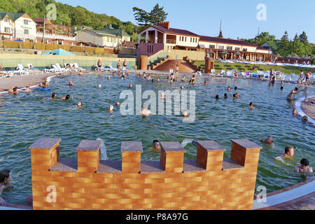 Eingezäunter Pool in Australien. Schwimmbad hinter Metallzaun