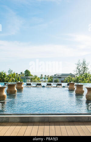 Pool mit Treppe und die Holzterrasse im Hotel. Stockfoto