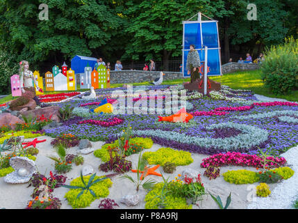 Eine große dekorative Blumenbeet ihrer Blüten in Form von das Meer mit Fisch, Meerjungfrauen, Schiffe und andere Meerestiere. . Für ihr Design Stockfoto