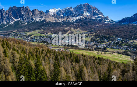 Luftaufnahme von Cortina d'Ampezzo in den Dolomiten, Venetien, Region, Italien Stockfoto