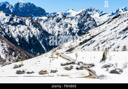 Alpine Village mit Schnee in den Dolomiten, Venetien, Region, Italien Stockfoto