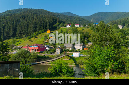 Eine lange hölzerne Hängebrücke über einem Berg river Verbinden von zwei Banken mit einander. Für ihr Design Stockfoto