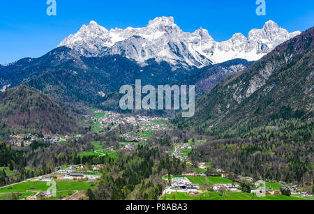 Dorf und die schneebedeckten Berge der Dolomiten, Venetien, Region, Italien Stockfoto