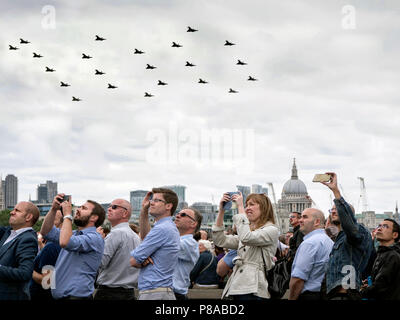 Typhoon FGR 4 Kämpfer in 100 Bildung über die Stadt London fliegen in der RAF 100 Vergangenheit Fliegen Stockfoto