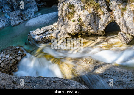 Schönen Wasserfall in der unberührten Mis Tal in den Dolomiten, Italien Stockfoto