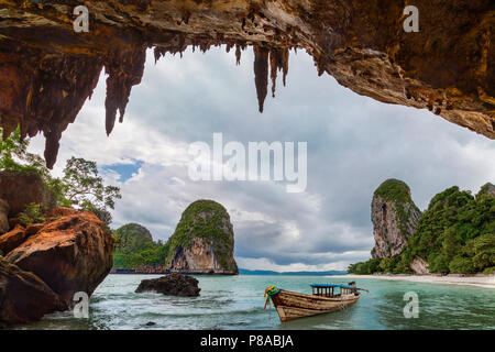 Pranang Cave Beach mit einem long tail Boot, in der Provinz Krabi, Thailand Stockfoto