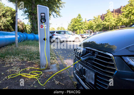 Ein Audi A3 Sportback e-tron an eine Ladestation der Mobilstation auf dem Charles-de-Gaulle im Stadtteil Deutz, Köln, Deutschland. Mit einem Stockfoto