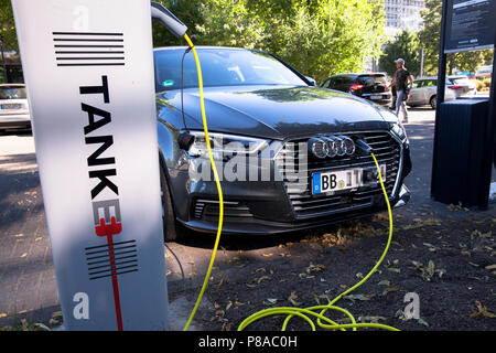 Ein Audi A3 Sportback e-tron an eine Ladestation der Mobilstation auf dem Charles-de-Gaulle im Stadtteil Deutz, Köln, Deutschland. Mit einem Stockfoto