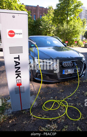 Ein Audi A3 Sportback e-tron an eine Ladestation der Mobilstation auf dem Charles-de-Gaulle im Stadtteil Deutz, Köln, Deutschland. Mit einem Stockfoto