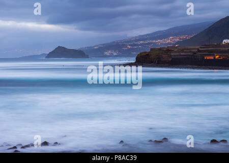 Nacht Blick auf Garachico Stadtbild auf die Küste des Atlantischen Ozeans, Teneriffa, Kanarische Inseln, Spanien Stockfoto