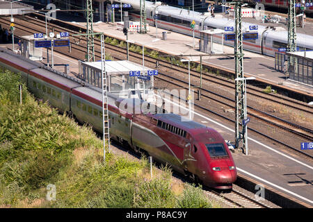 Blick auf den Bahnhof Deutz, Hochgeschwindigkeitszug Thalys, Köln, Deutschland. Blick auf den Bahnhof Deutz, Hochgeschwindigkeitszug Thalys, Koeln, Deutschland Stockfoto