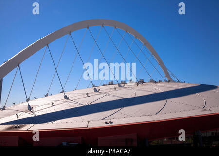 Arch auf dem Dach der Lanxess Arena im Stadtteil Deutz, Köln, Deutschland. Dachtraeger der Lanxess Arena im Stadtteil Deutz, Köln, Deutschl Stockfoto