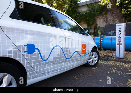 Renault ZOE Der carsharer Cambio an eine Ladestation der Mobilstation auf dem Charles-de-Gaulle im Stadtteil Deutz, Köln, Deutschland. Stockfoto