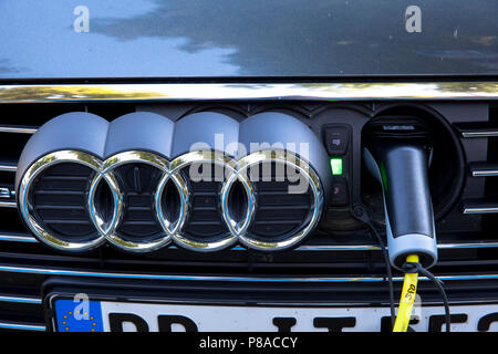 Ein Audi A3 Sportback e-tron an eine Ladestation der Mobilstation auf dem Charles-de-Gaulle im Stadtteil Deutz, Köln, Deutschland. Mit einem Stockfoto