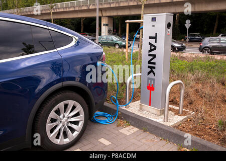 Tesla Modell X an eine Ladestation für Elektroautos, Köln, Deutschland Tesla Modell X ein einer E-Tankstelle/Ladestation, Koeln, Deutschland. Stockfoto