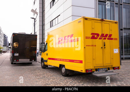 DHL Paketdienst und UPS Paketdienst Autos vor Kranhaus Süd am Rheinauer Hafen, Köln, Deutschland. DHL und UPS Europa vor dem Kranh Stockfoto