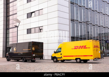 DHL Paketdienst und UPS Paketdienst Autos vor Kranhaus Süd am Rheinauer Hafen, Köln, Deutschland. DHL und UPS Europa vor dem Kranh Stockfoto
