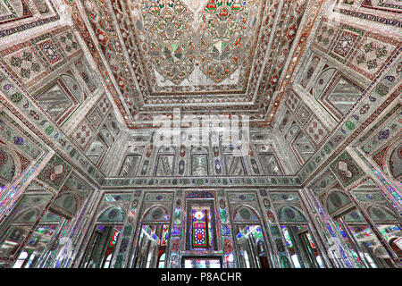 Ornamente mit Spiegel im Zimmer als Spiegel Hall des historischen Qavam House bekannt, in Naranjestan Komplex, in Schiraz, Iran Stockfoto