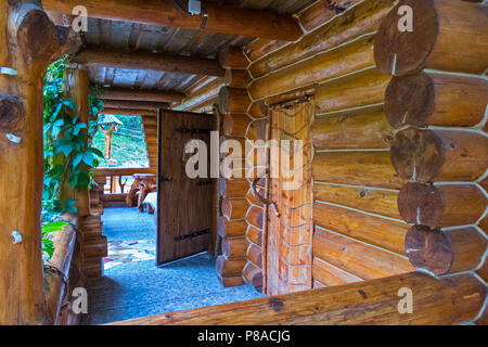 Massives Holz- log Türen und einem Holztisch ist ein Museum unter den schönen grünen Natur. . Für ihr Design Stockfoto