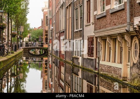 Delft, Niederlande, 21. Mai 2018: Die schmale Voldersgracht Kanal an einem warmen Abend im Frühling Stockfoto