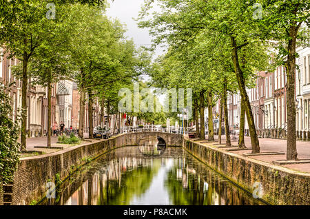 Delft, Niederlande, 21. Mai 2018: Die von Bäumen gesäumte Alte Delft Kanal an einem warmen Abend im Frühjahr Stockfoto