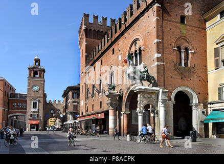 Statue von Marchese Niccolò III. d'Este und Borso d'Este, Herzog von Ferra, im Palazzo Municipale am Corso Martiri Della Libertà und Ferrara Rathaus, Ferrara (Emilia-Romagna), Norditalien, Hauptstadt der Provinz Ferrara und Italienisch. Stockfoto