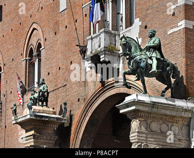 Statue von Marchese Niccolò III. d'Este und Borso d'Este, Herzog von Ferra, im Palazzo Municipale am Corso Martiri Della Libertà und Ferrara Rathaus, Ferrara (Emilia-Romagna), Norditalien, Hauptstadt der Provinz Ferrara und Italienisch. Stockfoto