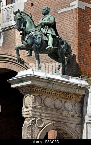 Statue von Marchese Niccolò III. d'Este im Palazzo Municipale am Corso Martiri Della Libertà und Ferrara Rathaus, Ferrara (Emilia-Romagna), Norditalien, Hauptstadt der Provinz Ferrara und Italienisch. Stockfoto