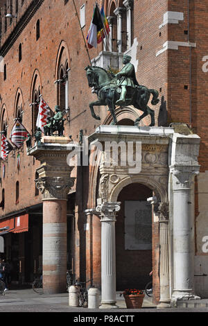 Statue von Marchese Niccolò III. d'Este und Borso d'Este, Herzog von Ferra, im Palazzo Municipale am Corso Martiri Della Libertà und Ferrara Rathaus, Ferrara (Emilia-Romagna), Norditalien, Hauptstadt der Provinz Ferrara und Italienisch. Stockfoto