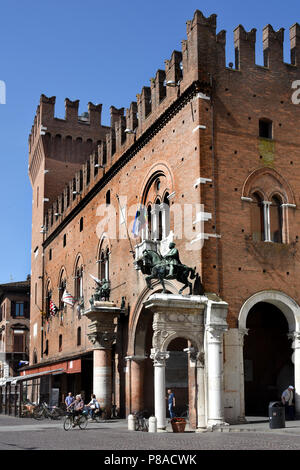 Statue von Marchese Niccolò III. d'Este und Borso d'Este, Herzog von Ferra, im Palazzo Municipale am Corso Martiri Della Libertà und Ferrara Rathaus, Ferrara (Emilia-Romagna), Norditalien, Hauptstadt der Provinz Ferrara und Italienisch. Stockfoto