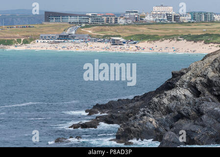 Fistral Beach von Osten Pentire in Newquay in Cornwall gesehen. Stockfoto