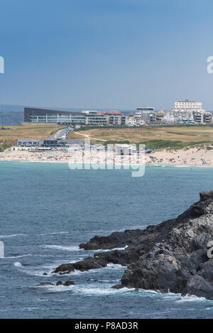 Fistral Beach von Osten Pentire in Newquay in Cornwall gesehen. Stockfoto