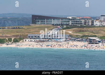 Fistral Beach von Osten Pentire in Newquay in Cornwall gesehen. Stockfoto