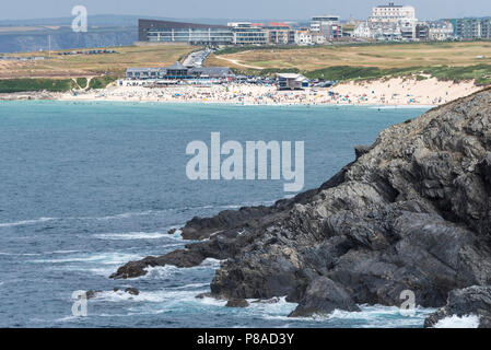 Fistral Beach von Osten Pentire in Newquay in Cornwall gesehen. Stockfoto